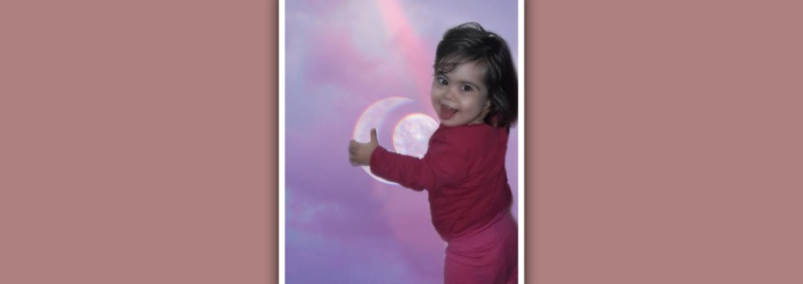 nina con sindrome de down sosteniendo la luna