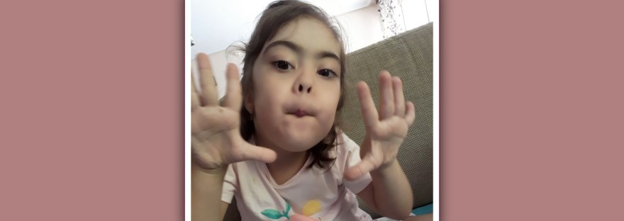 imagen de nina con sindrome de down usando lenguaje bimodal