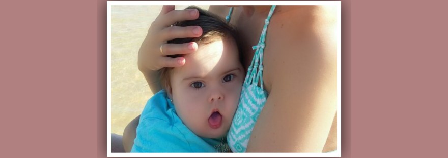 imagen nina sindrome de down abrazada a su madre