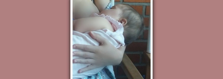 imagen de madre amamantando bebe con sindrome de down