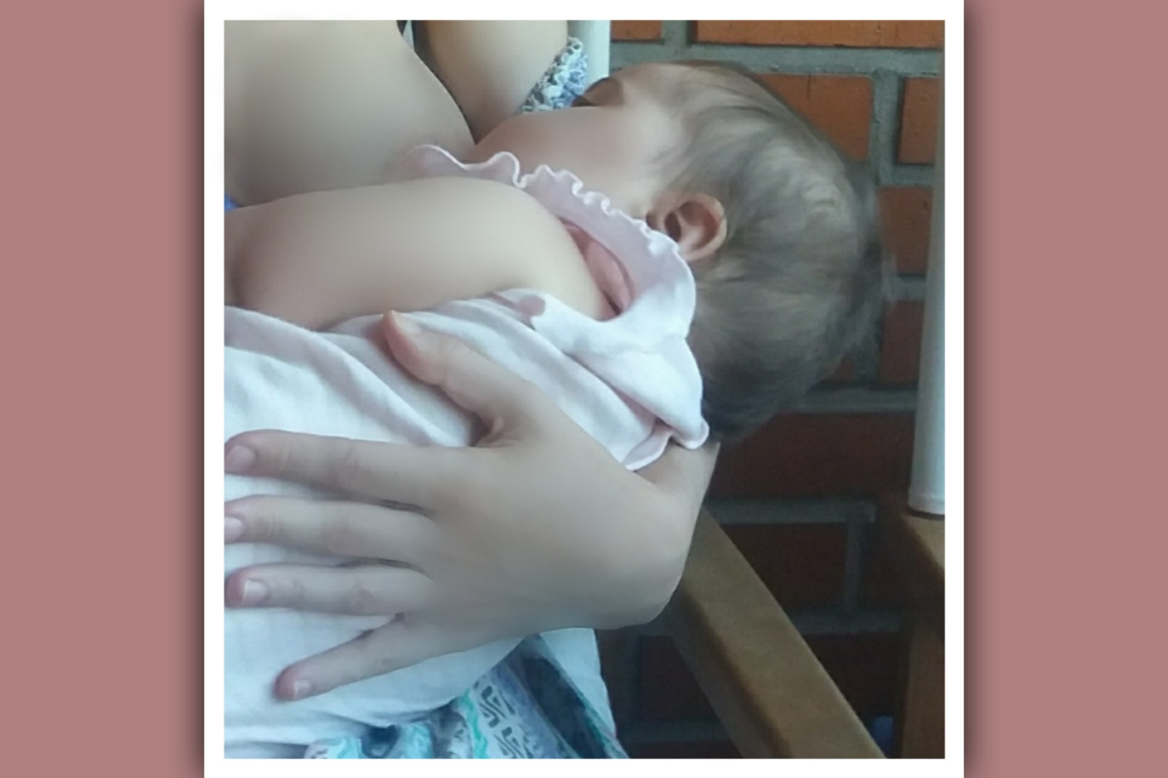 imagen madre amamantando bebe con sindrome de down