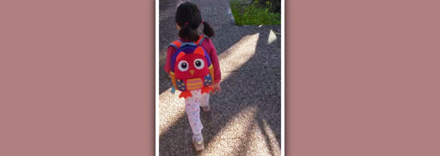 imagen de nina con sindrome de down con mochila