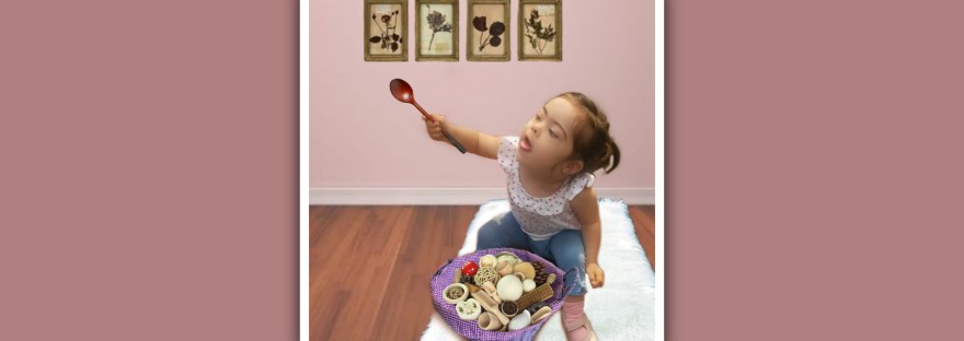 imagen niña sindrome de down con cesto con objetos. montessori