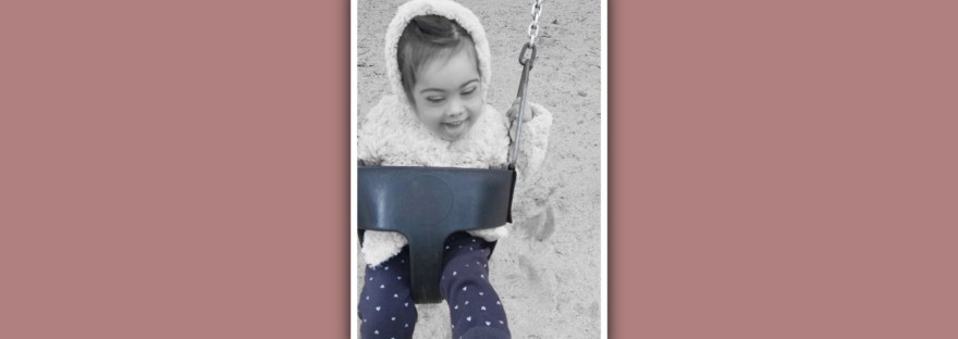 imagen niña sindrome down en columpio sistema vestibular