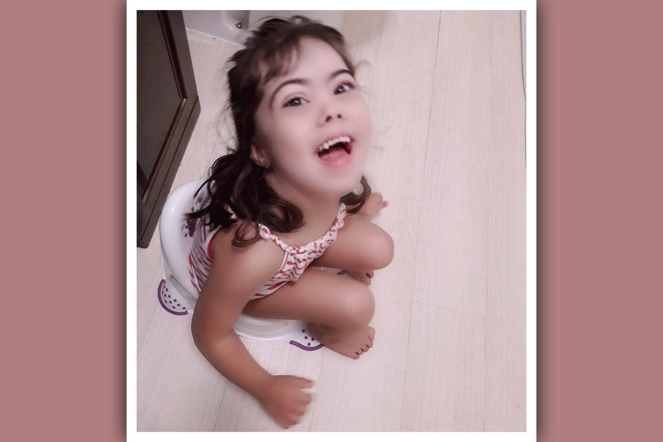 imagen niña sindrome de down en orinal retirada del pañal