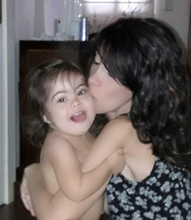 imagen de niña con sindrome de down y su madre