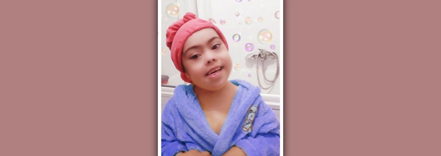 imagen de niña con sindrome de down en albornoz