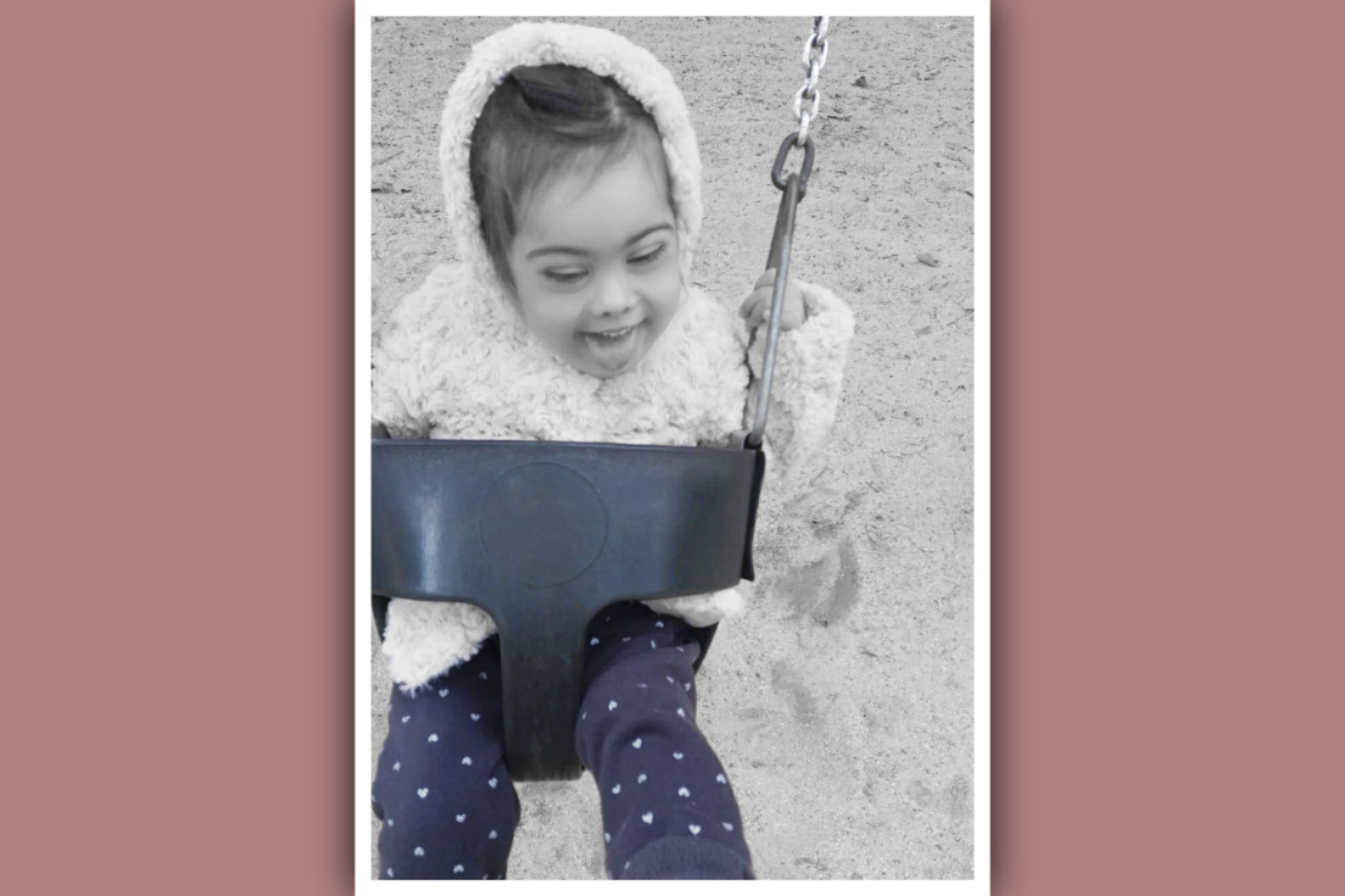 imagen niña sindrome down en columpio sistema vestibular