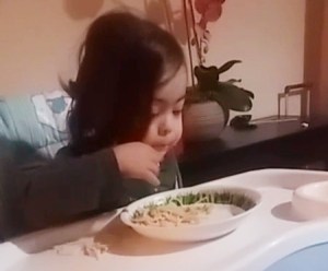 imagen nina comiendo espagueti