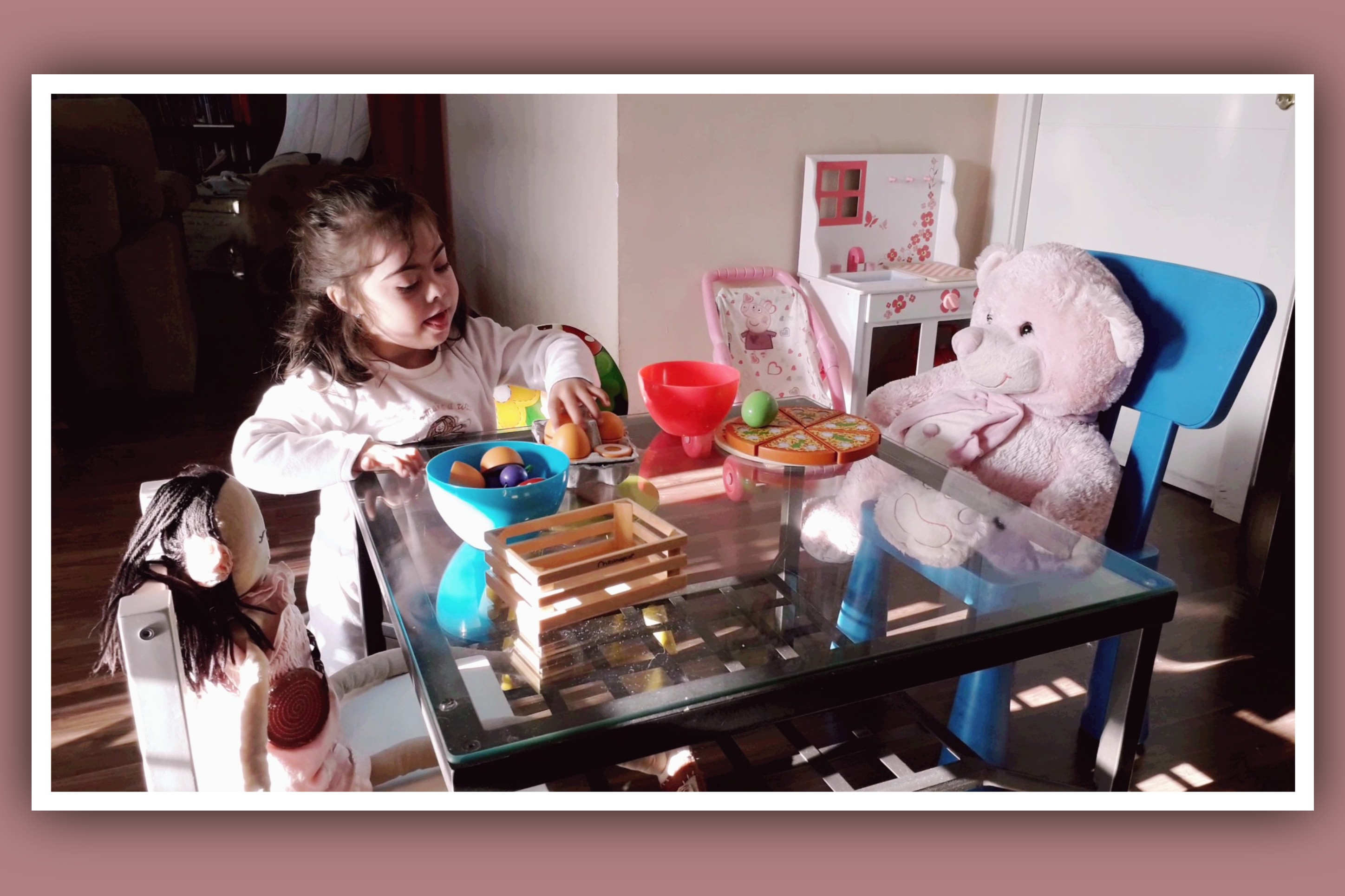 imagen niña sindrome down juego libre con muñecos