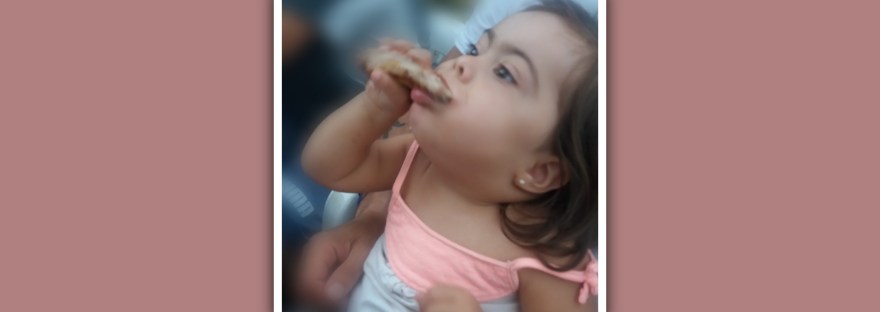 imagen de bebe con sindrome de down comiendo carne