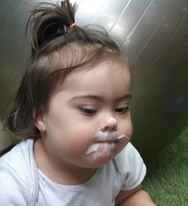 imagen de nina con la cara manchada de comida yogur