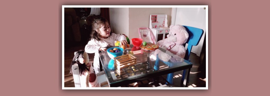 imagen niña sindrome de down juego libre con muñecos