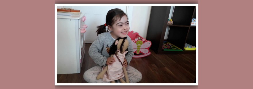 imagen nina sindrome down con muneca tipo waldorf