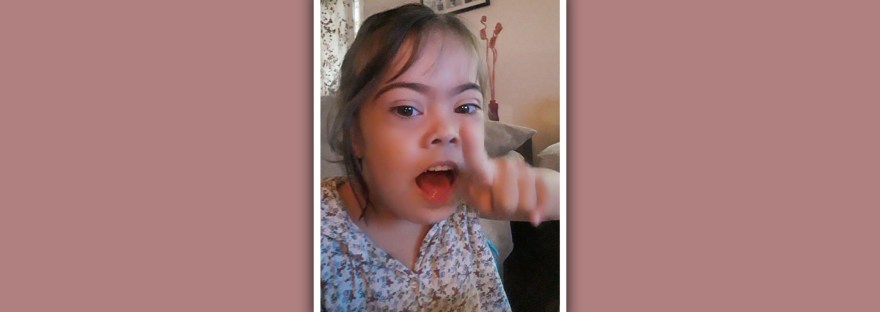 imagen nina con sindrome de down en actitud asertiva