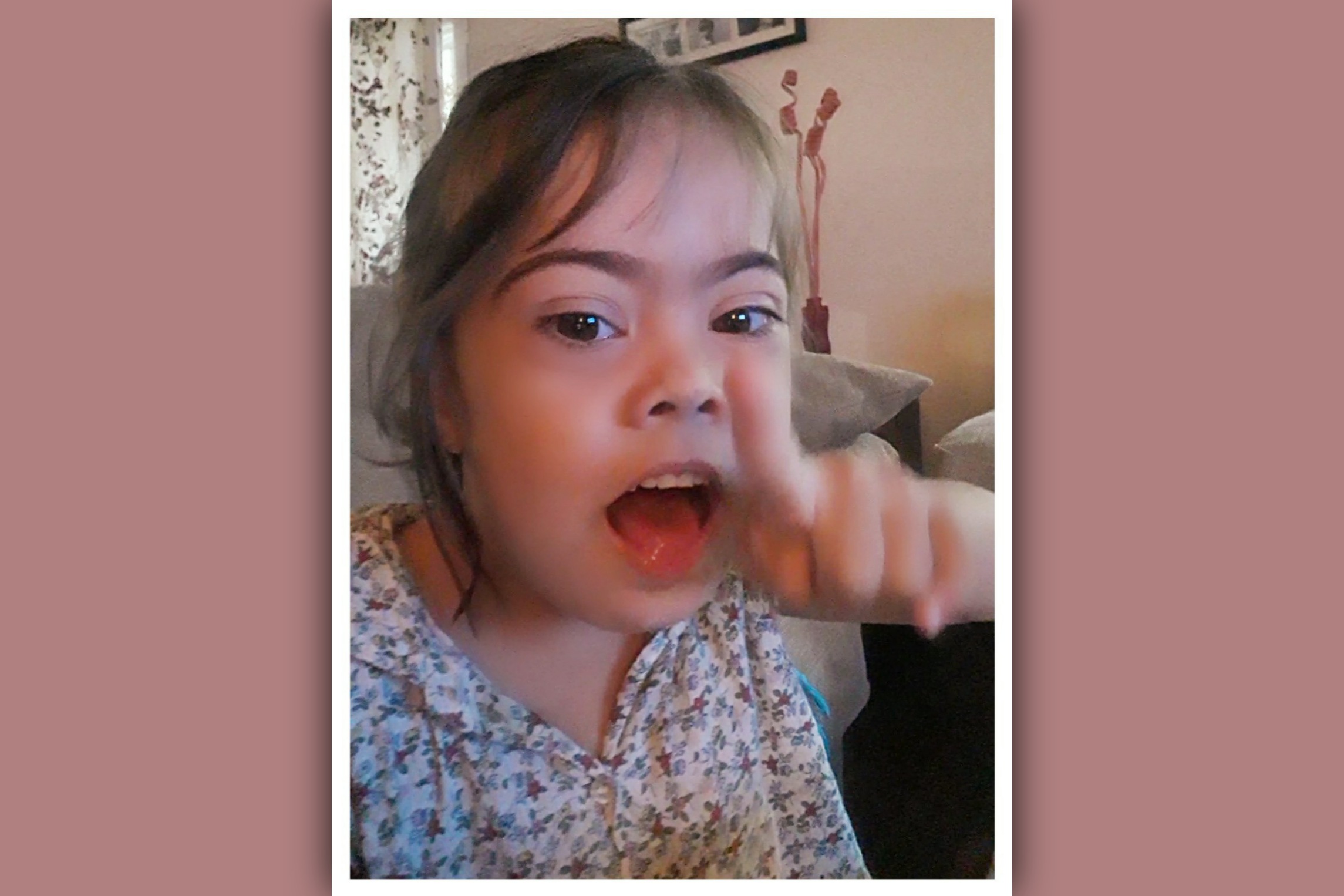 imagen nina con sindrome de down en actitud asertiva