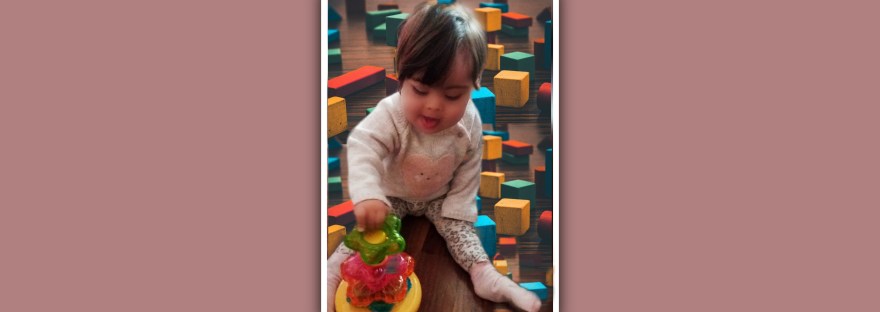 imagen de niña con sindrome de down jugando con bloques