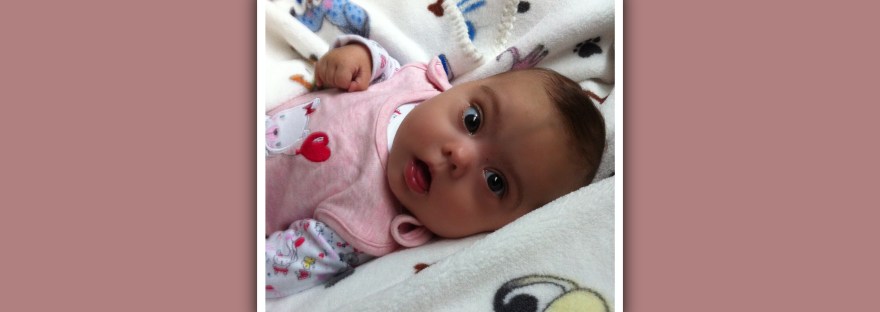 niña sindrome de down en la cama de sus padres