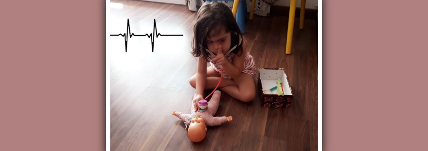 niña sindrome de down jugando a medicos