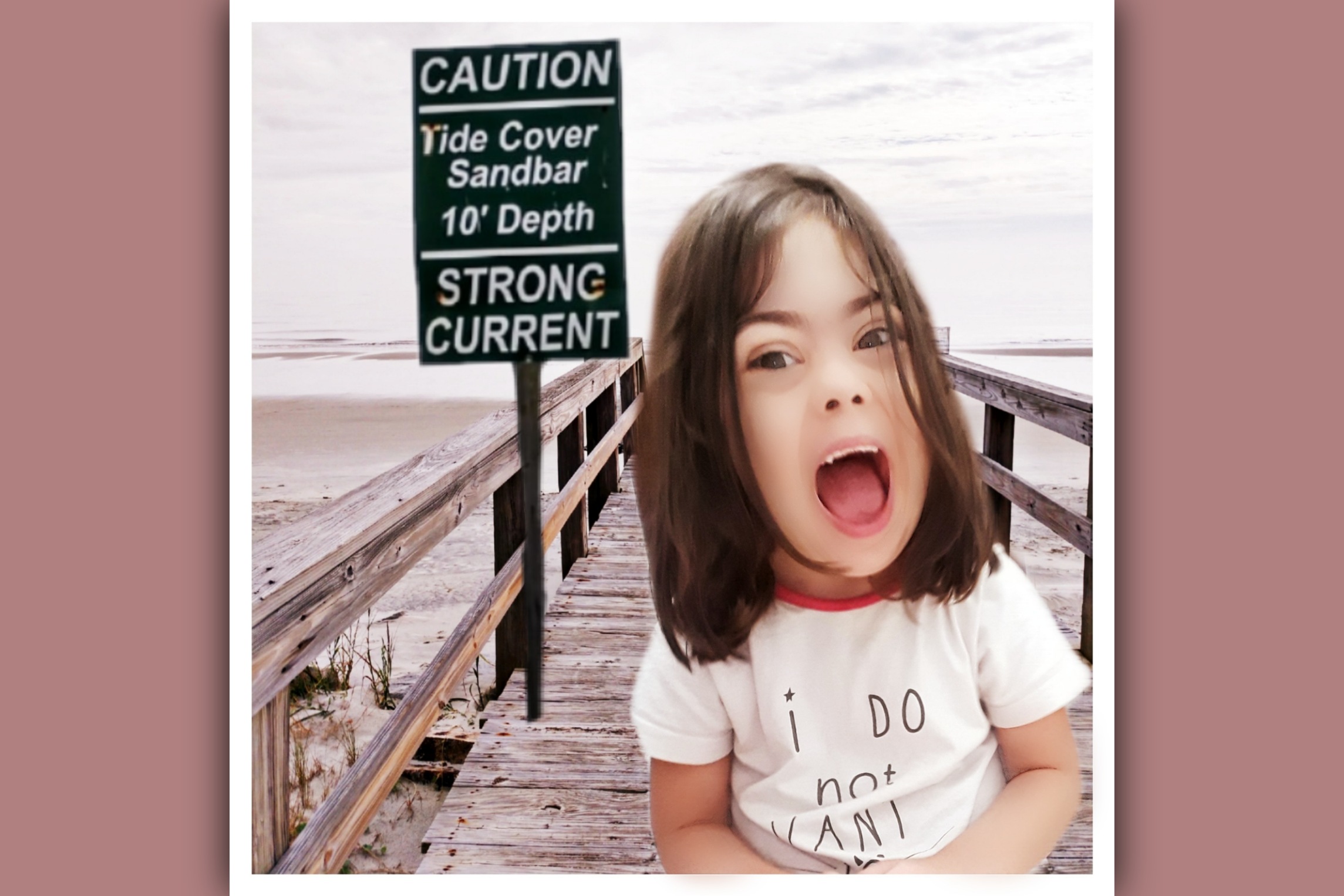 imagen nina sindrome de down en playa con cartel de precaucion