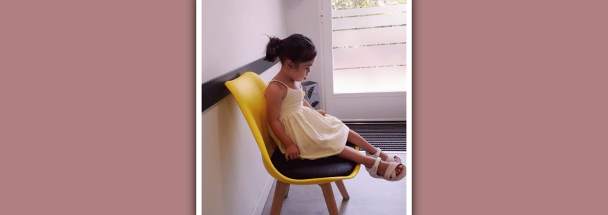 niña con sindrome de down en sala de espera de terapia