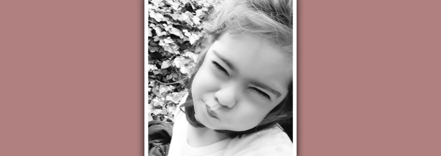 niña con sindrome de down con gesto de frustracion