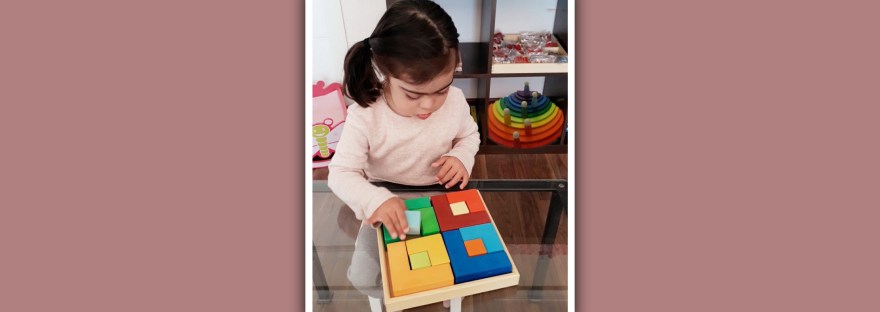 niña con sindrome de down haciendo puzzle Grimm