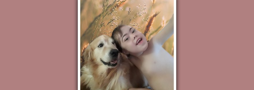 imagen de niña con sindrome de down con su perro