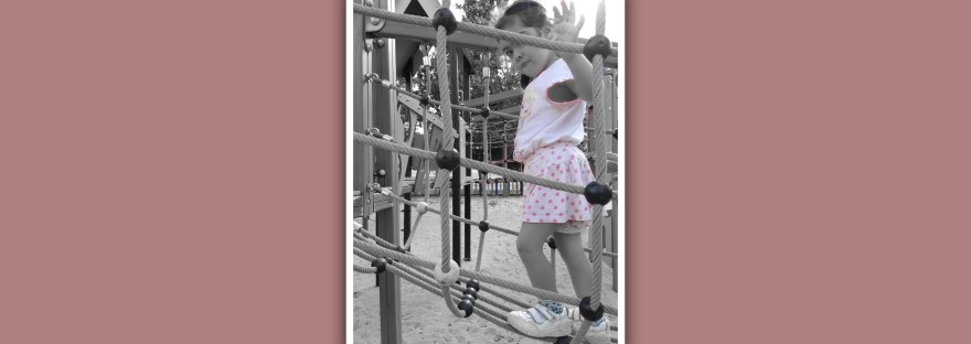 niña con sindrome de down andando por pasarela de cuerdas