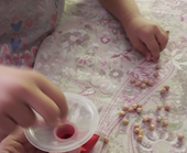 practica de psicomotrcidad fina cogiendo garbanzos