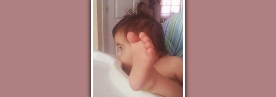 niña con sindrome de down mostrando un pie