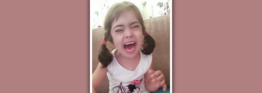niña con sindrome de down llorando