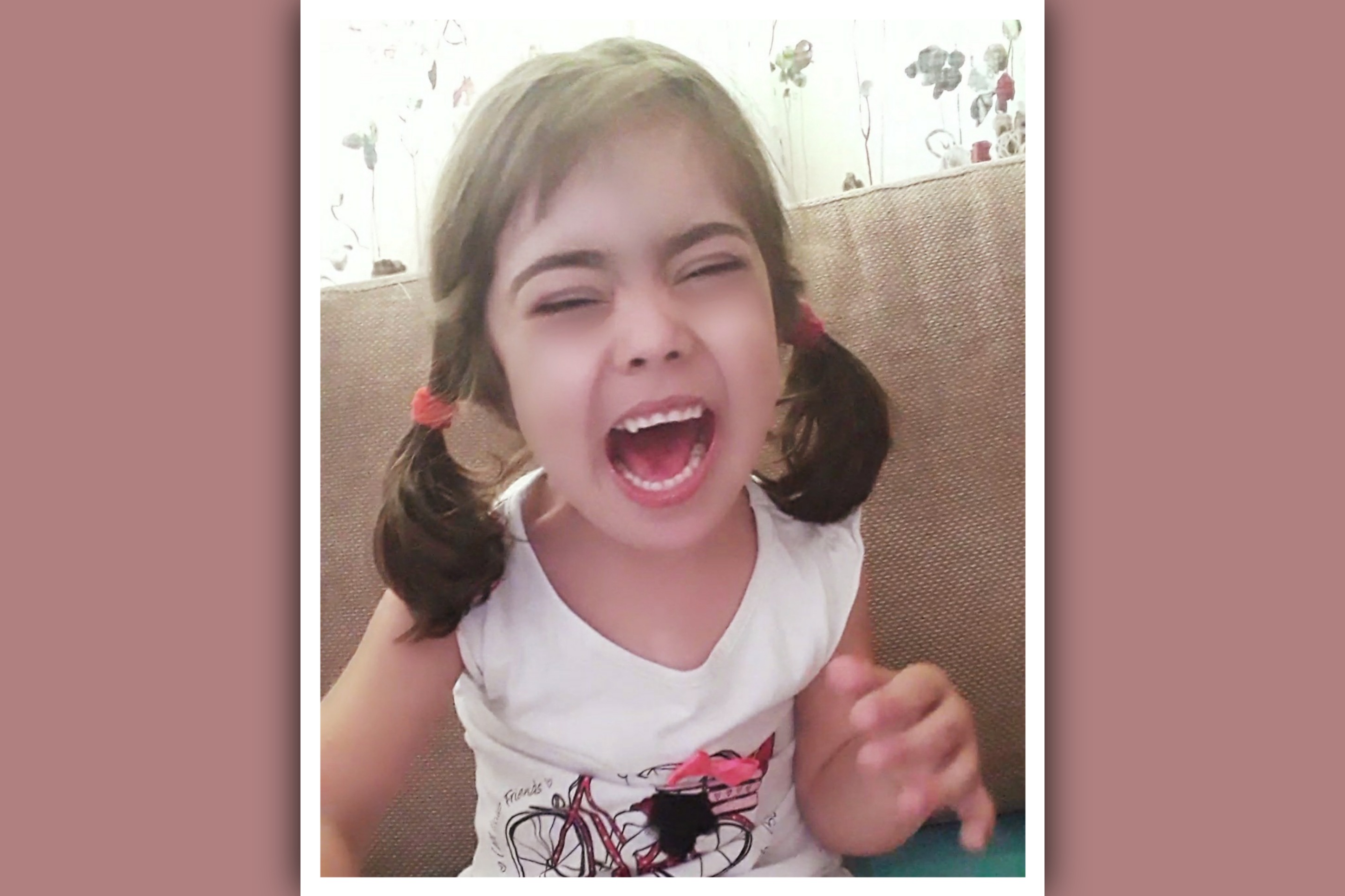 niña con sindrome de down llorando