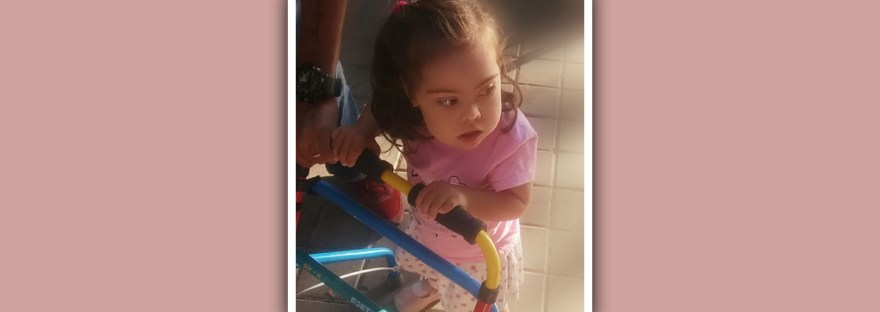 imagen niña con sindrome de down haciendo terapia con su padre