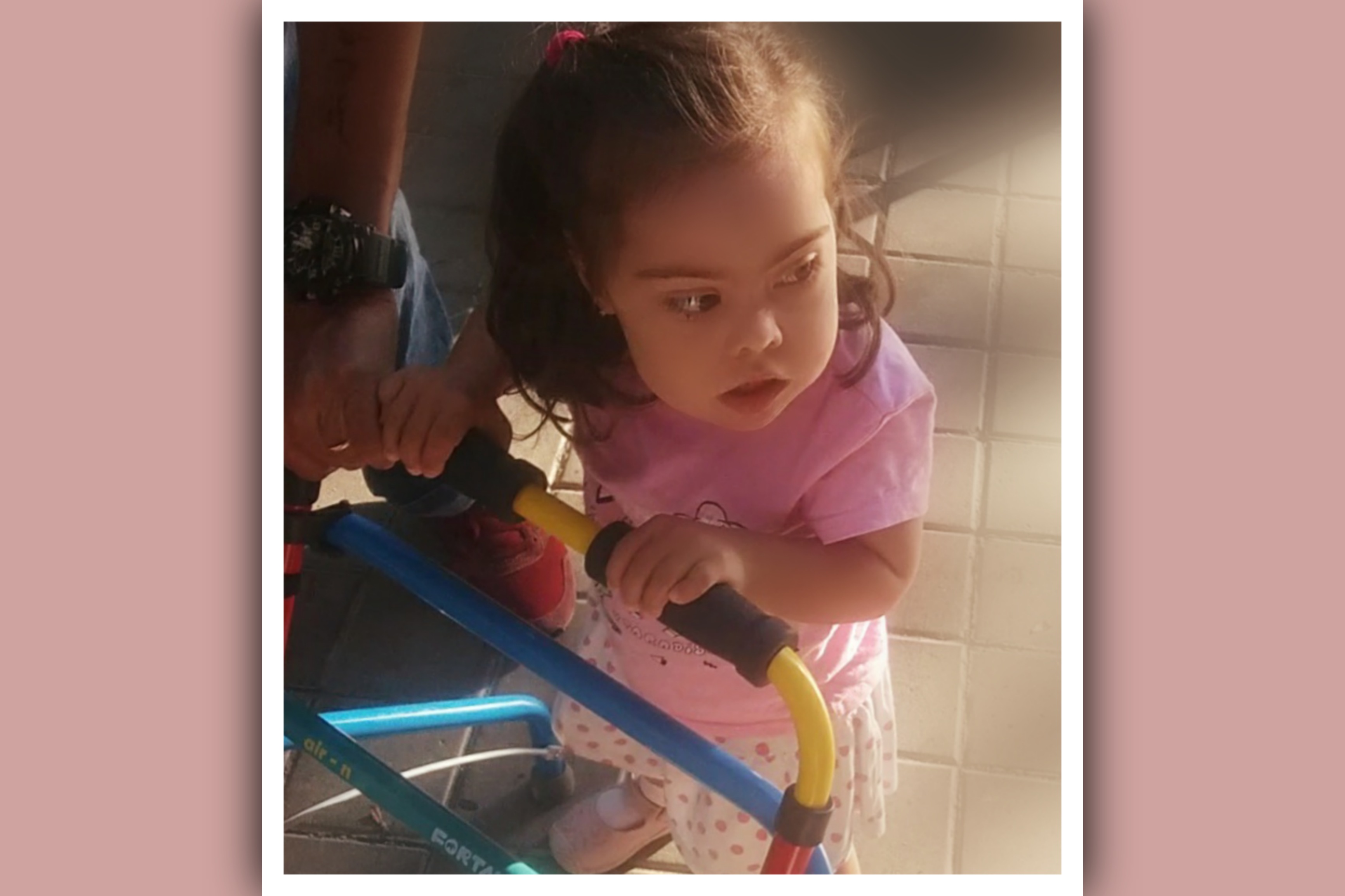 imagen niña con sindrome de down haciendo terapia con su padre