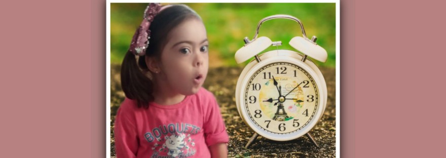 imagen niña sindrome de down con un reloj