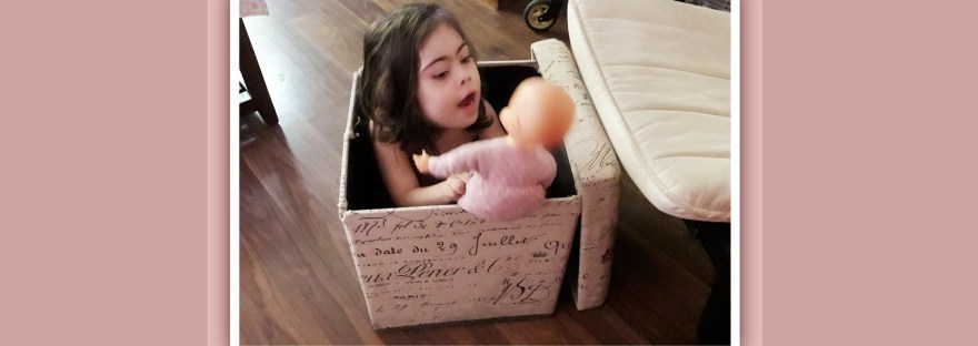 imagen de niña con sindrome de down dentro de una caja