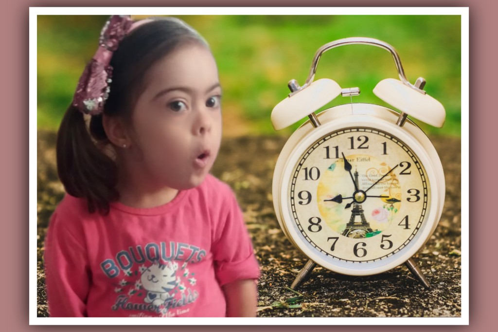 imagen de niña con sindrome de down y un reloj