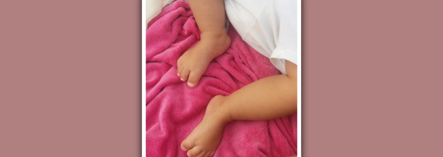 imagen de pies niña con sindrome de down