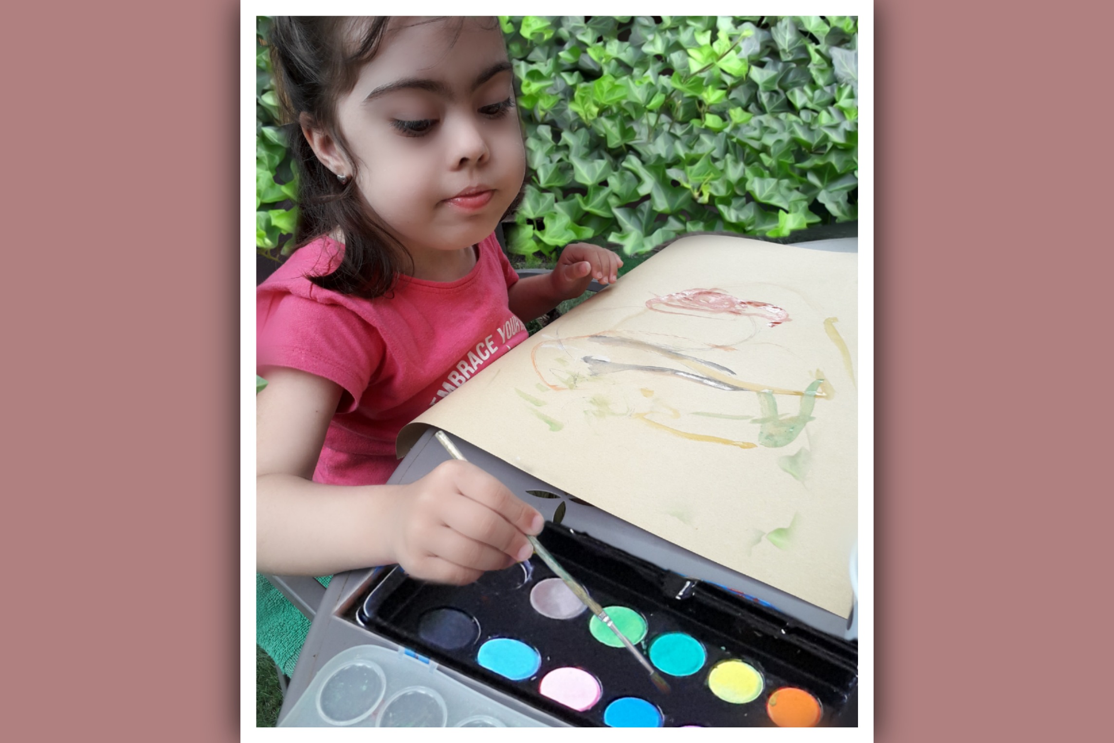 niña con sindrome de down pintando con acuarelas