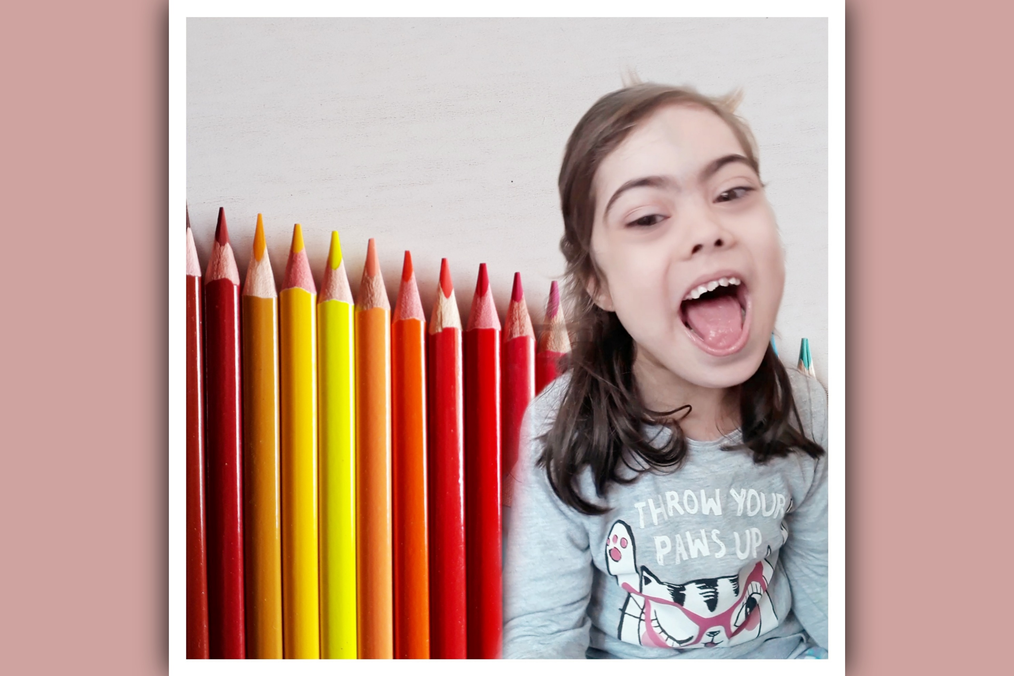 imagen de niña con sindrome de down en situacion de juego y aprendizaje