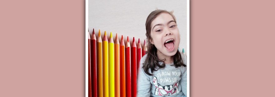 imagen de nina con sindrome de down en situacion de diversion y aprendizaje