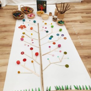 dibujo de arbol en papel grande para decorar con piezas de colores