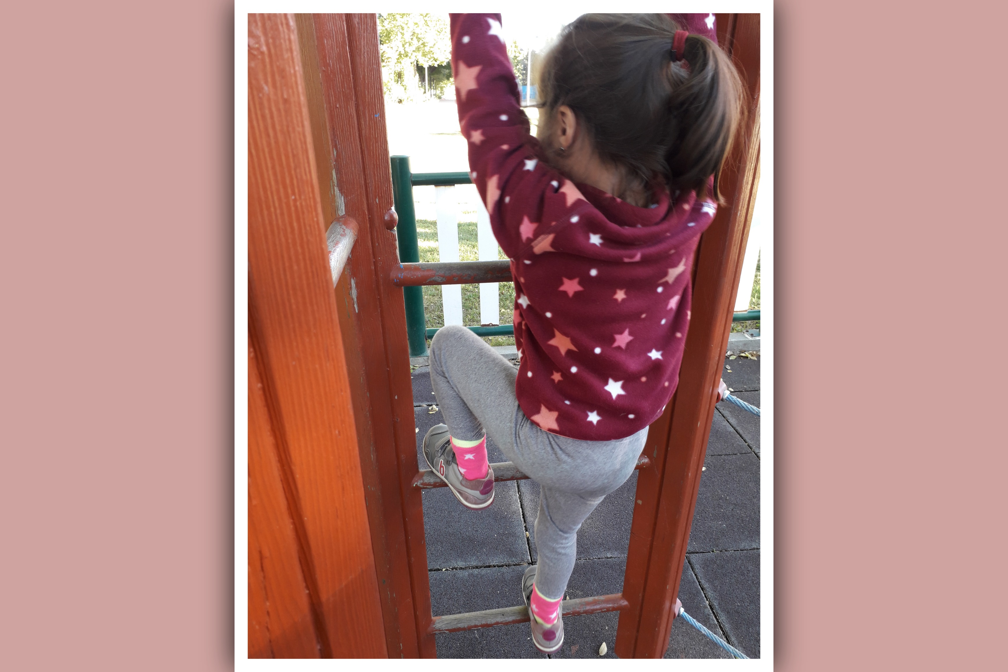 imagen de niña con sindrome de down haciendo ejercicio fisico