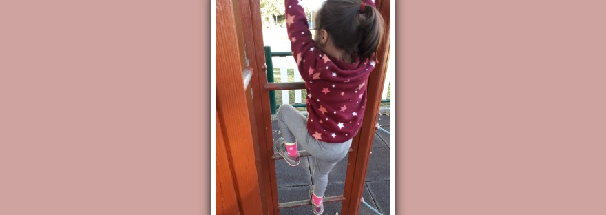 imagen niña con sindrome de down haciendo ejercicio fisico