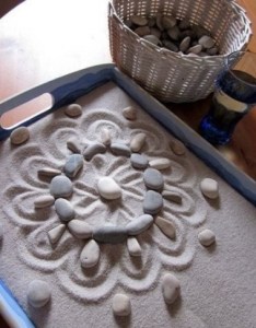 mandala en arena decorado con piedras