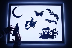 mesa de luz con figuras de halloween