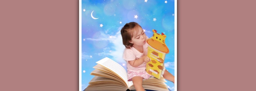 imagen de niña con sindrome de down leyendo un cuento