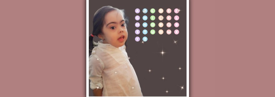 imagen de nina con sindrome de down y letras del alfabeto