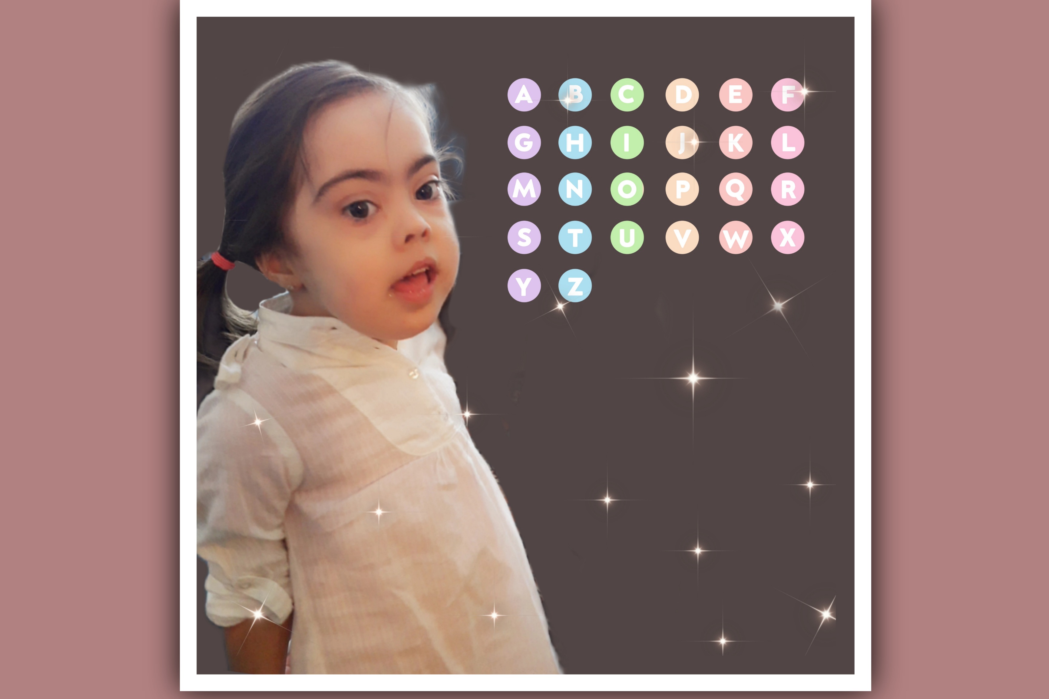 imagen niña con sindrome de down y letras del alfabeto